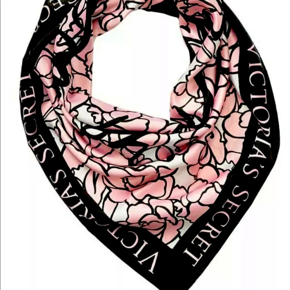 Victoria’s Secret bombshell scarfs new.